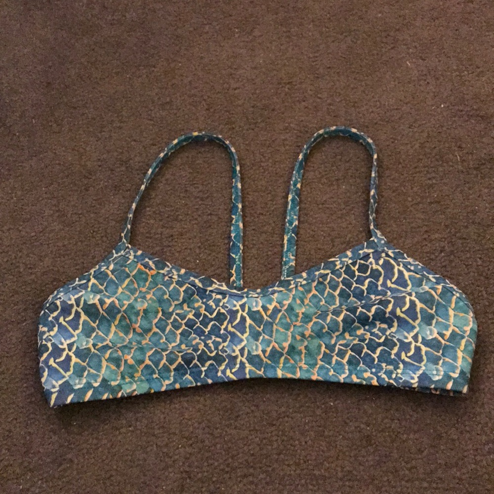 Jolyn Patterned Fixed-Back top